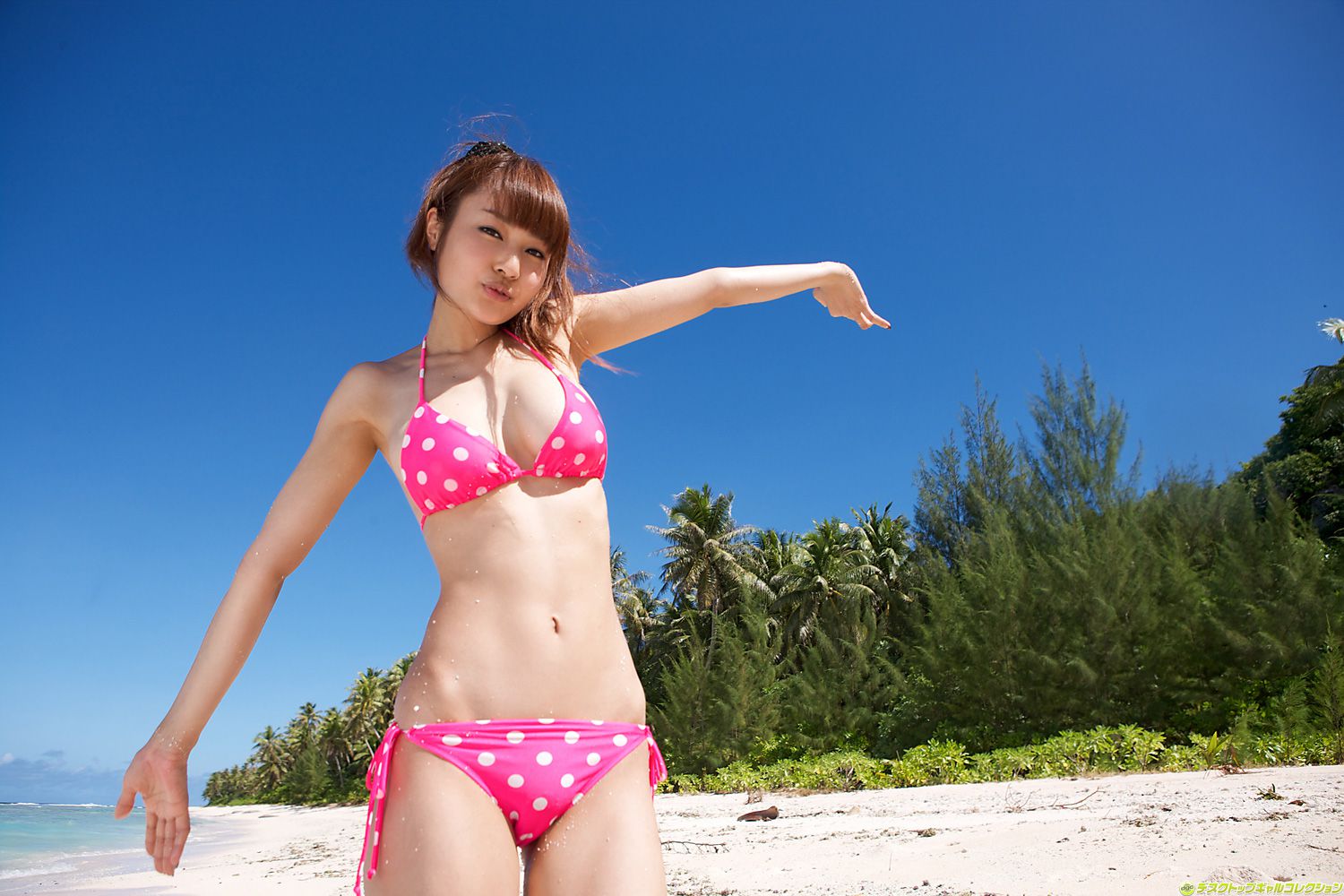 Красивая азиатка Mari Misaki разделась на пляже