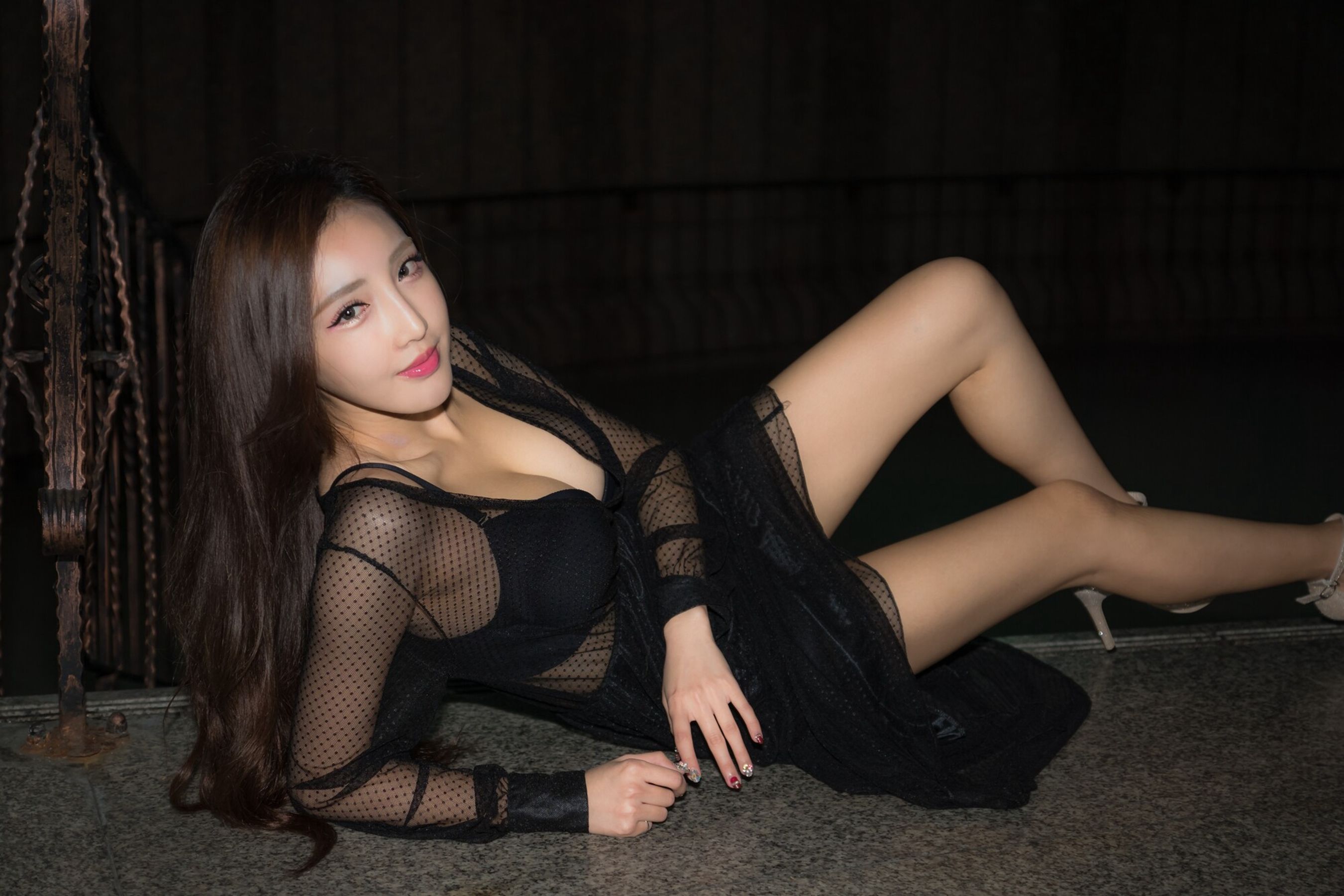 Секс красивой азиатки в черных чулках