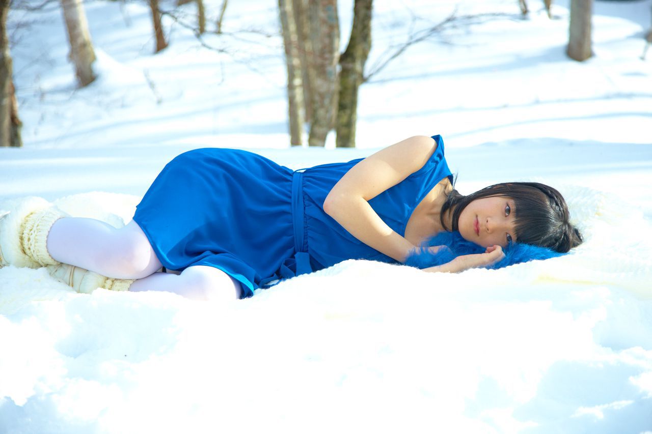 Женщина в сугробе. Momoko Tsugunaga. Девушка лежит на снегу. Девушка в синем платье зимой. Девочка валяется в снегу.