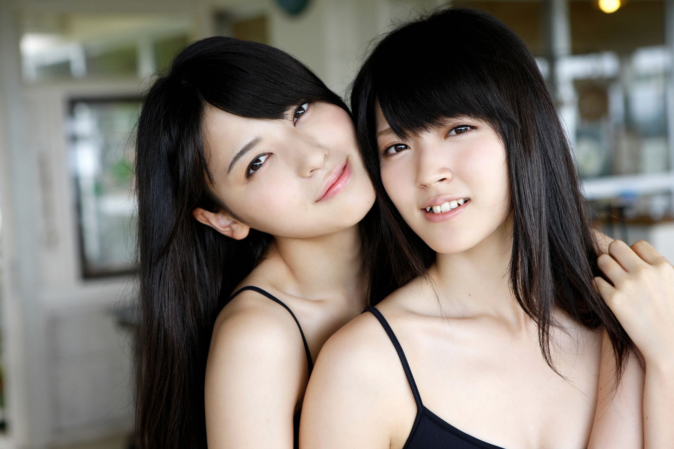 Japan sister video. Airi Suzuki and Maimi Yajima. Японская девушка. Две азиатские девушки. Красивые женщины Японии.